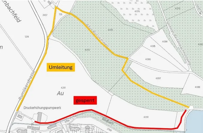 Der Fussweg in Richtung Staldenweiher ist wegen einer Baumfällung gesperrt. Eine Umleitung ist signalisiert. Man sieht eine eingezeichnete Umleitung auf einer Karte.